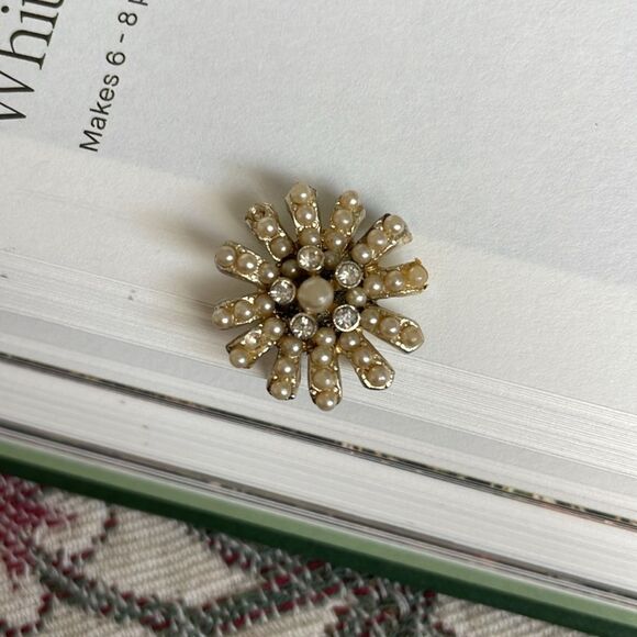 Vintage | Pearl Flower Vintage Clasp Earring - Picture 2 of 4